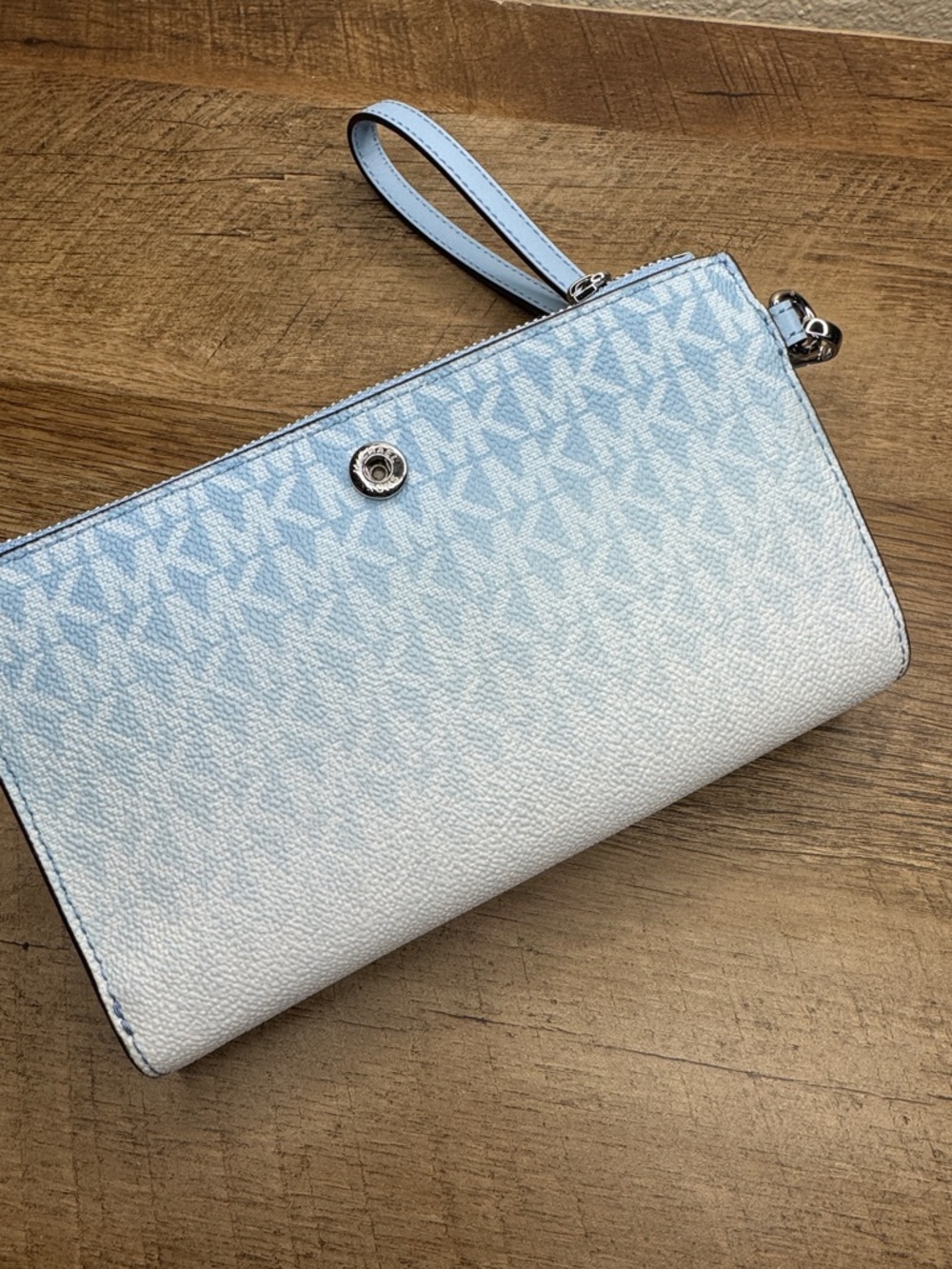 Michael Kors Light Large Jet Set Light Sky Blue Ombre Signature Wristlet - Picture 4 of 5